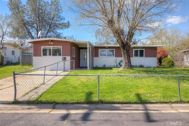single story home featuring a fenced front yard and a front yard