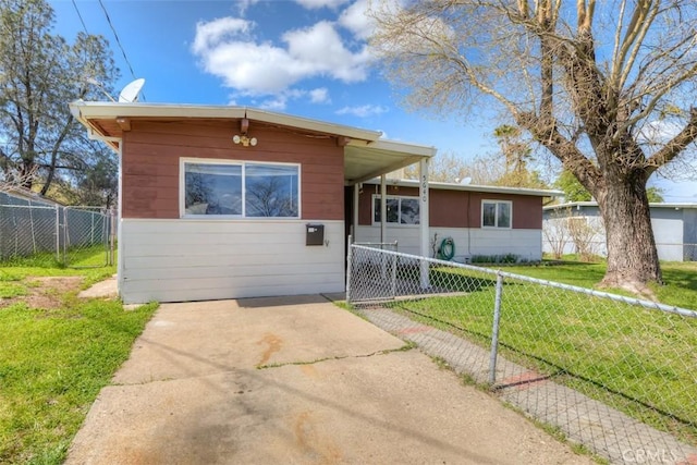 view of front facade featuring a front yard and a fenced front yard