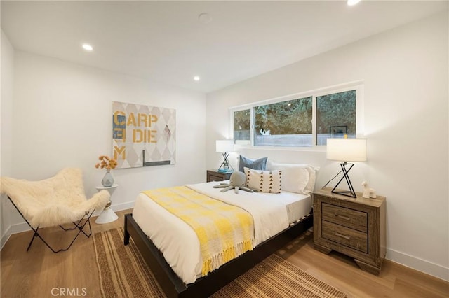 bedroom featuring light wood-style floors, baseboards, and recessed lighting