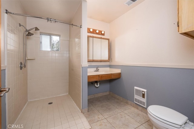 51674 Rd 426, Oakhurst, CA 93644 - full bathroom featuring heating unit, toilet, a tile shower, and visible vents