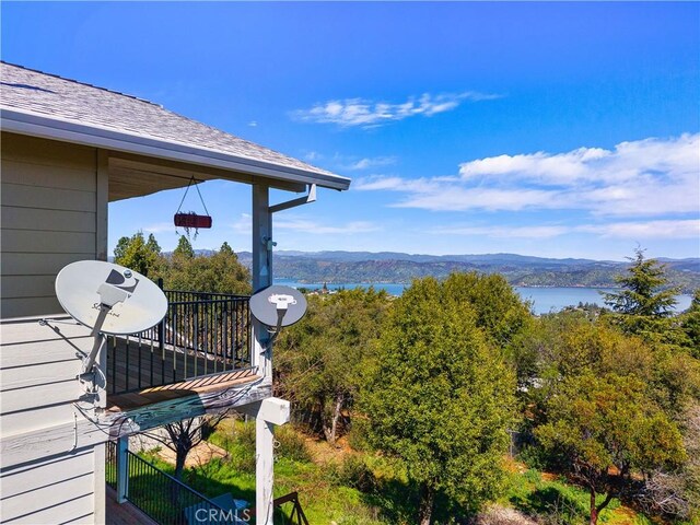 water view with a mountain view