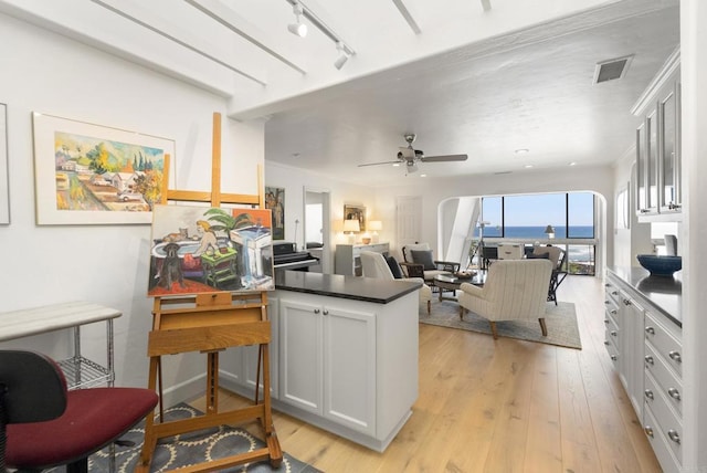 1552 Camino Del Mar Unit 623/625, Del Mar, CA 92014 - kitchen featuring dark countertops, light wood-style floors, a peninsula, open floor plan, and a ceiling fan