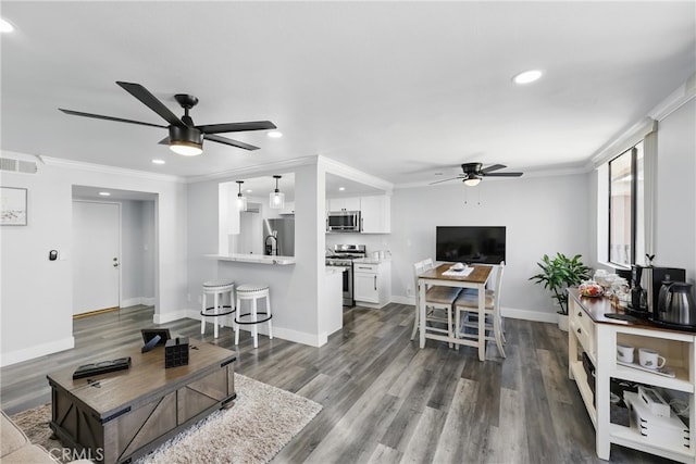 living room with visible vents, a ceiling fan, baseboards, and recessed lighting