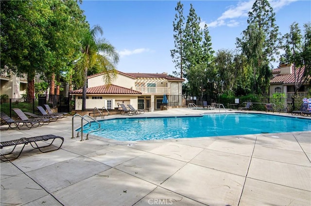653 Oak Run Trl Unit Tl402, Oak Park, CA 91377 - community pool with fence and a patio area