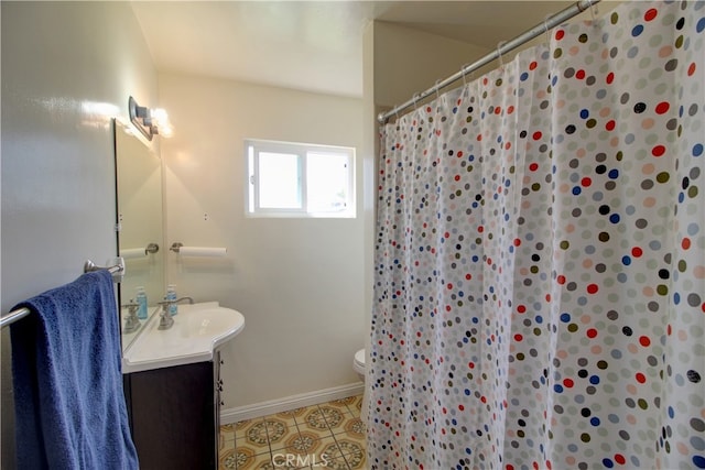full bathroom with tile patterned floors, toilet, curtained shower, vanity, and baseboards