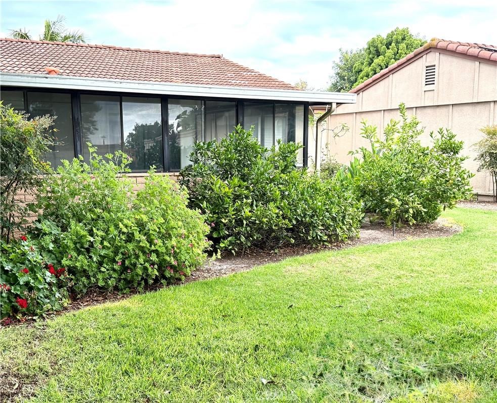 3173 Via Vis Unit C, Laguna Woods, CA 92637 - view of grassy yard featuring a sunroom