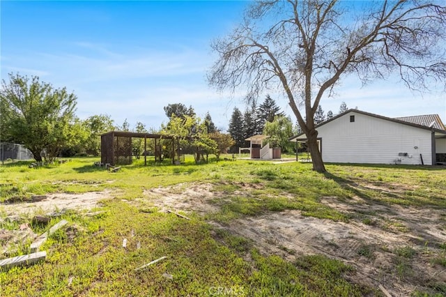 view of yard featuring an outdoor structure