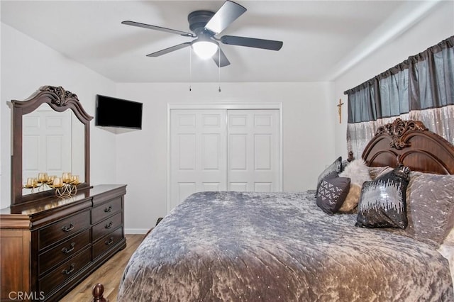 bedroom featuring light wood-type flooring, a closet, and ceiling fan