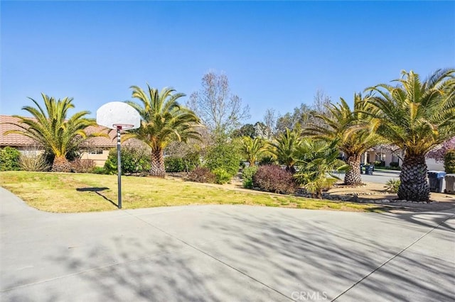 1100 N Ferrocarril Rd, Atascadero, CA 93422 - exterior space with community basketball court and a yard
