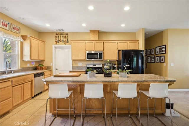 1100 N Ferrocarril Rd, Atascadero, CA 93422 - kitchen featuring stainless steel appliances, a sink, light brown cabinetry, a center island with sink, and recessed lighting