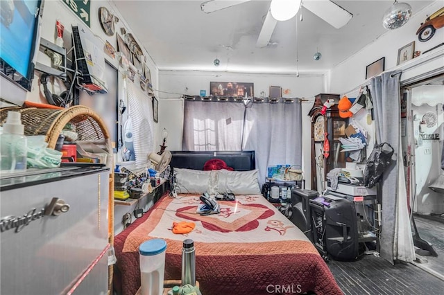 bedroom featuring a ceiling fan