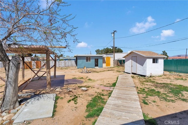 view of yard featuring a fenced backyard, an outdoor structure, and a shed