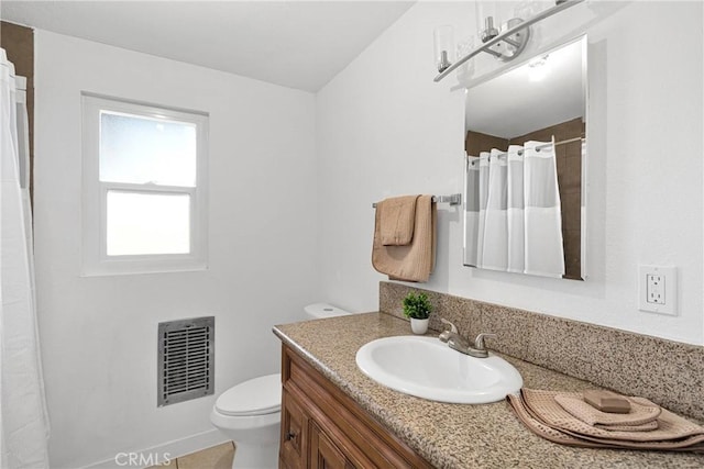 full bathroom featuring toilet, a shower with curtain, visible vents, and vanity