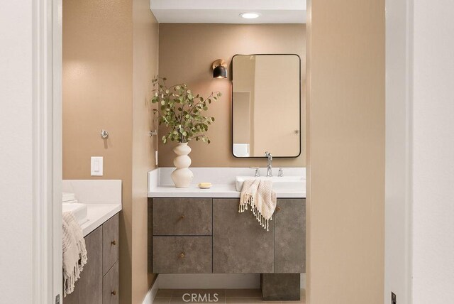 1315 W Cannon Dr, Los Angeles, CA 90026 - bathroom featuring vanity