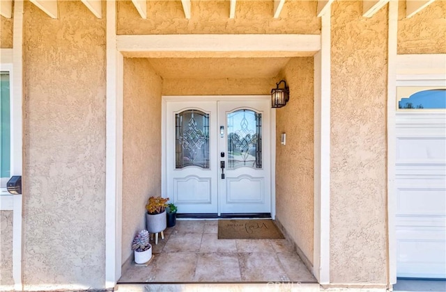 property entrance featuring stucco siding