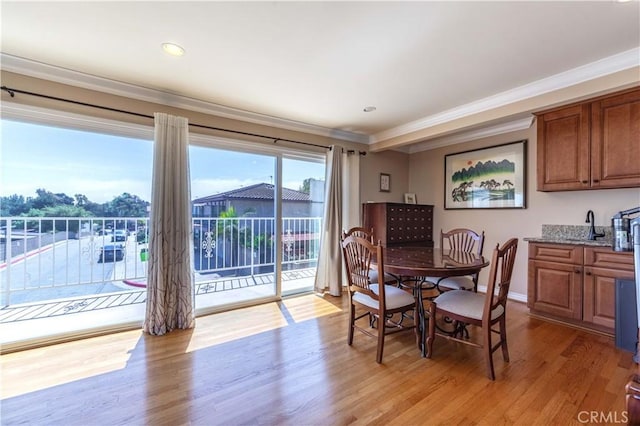 dining area with crown molding, baseboards, recessed lighting, and light wood finished floors