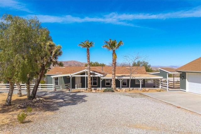 view of front facade featuring concrete driveway