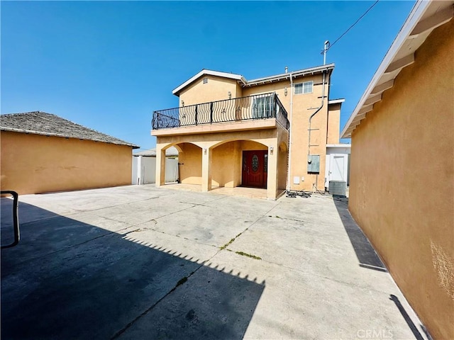 12219 S Main St, Los Angeles, CA 90061 - back of property featuring a balcony and stucco siding