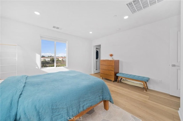 bedroom featuring light wood finished floors, visible vents, and recessed lighting