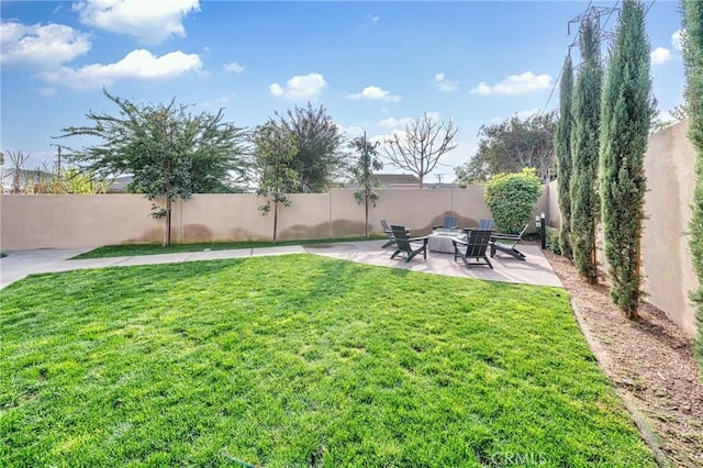 view of yard featuring a patio area and fence