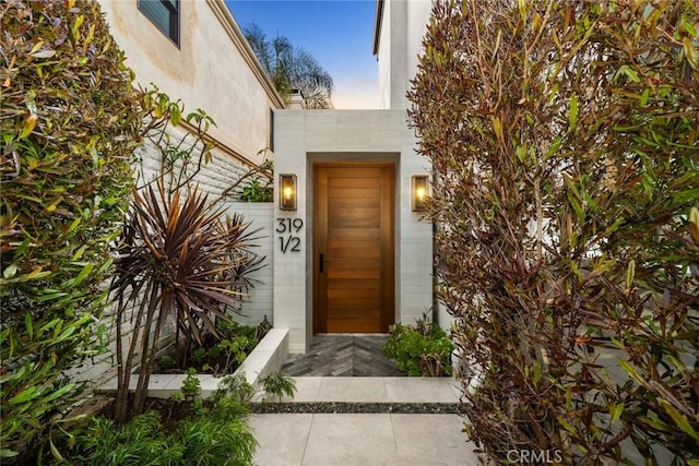 view of exterior entry with stucco siding