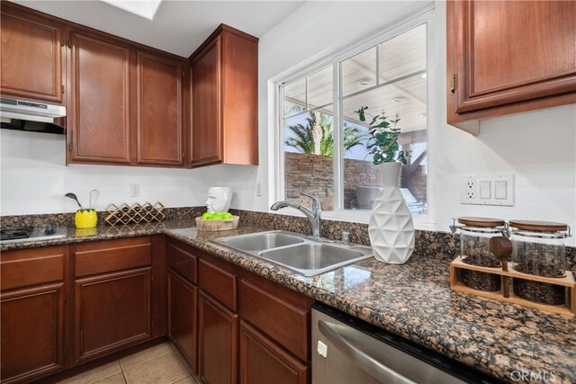 kitchen with light tile patterned floors, under cabinet range hood, black gas cooktop, a sink, and dishwasher