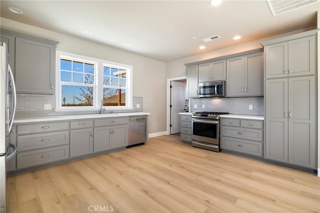 766 Willow St, Paradise, CA 95969 - kitchen featuring stainless steel appliances, gray cabinets, a sink, light wood-style flooring, and recessed lighting