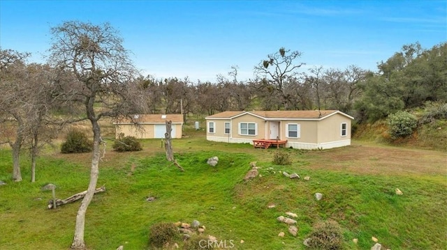 view of front of home featuring a front yard