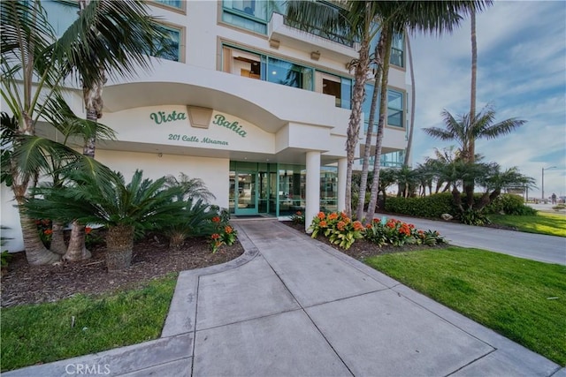 201 Calle Miramar Unit 16, Redondo Beach, CA 90277 - doorway to property featuring stucco siding and a yard