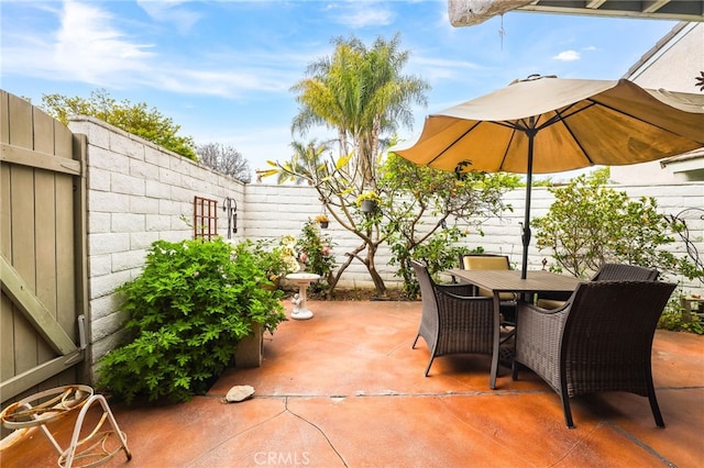 18815 Thornwood Cir Unit Ci32, Huntington Beach, CA 92646 - view of patio featuring a fenced backyard and outdoor dining area
