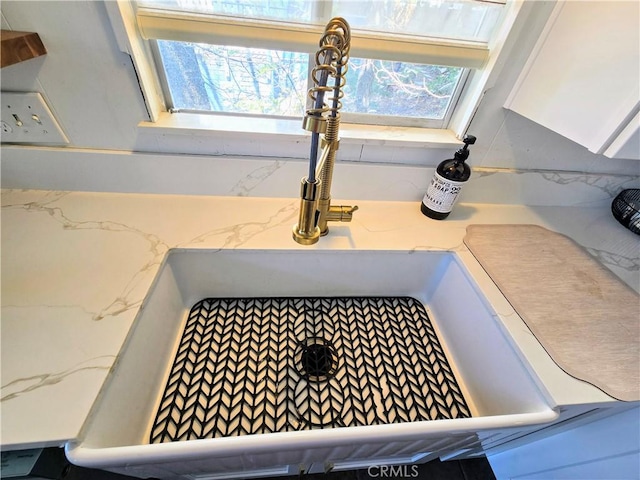 628 Rose Ln, Twin Peaks, CA 92391 - room details featuring a sink and light stone countertops
