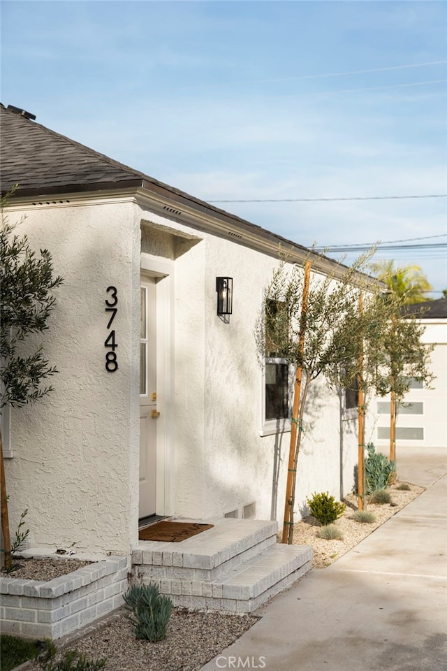 property entrance featuring stucco siding