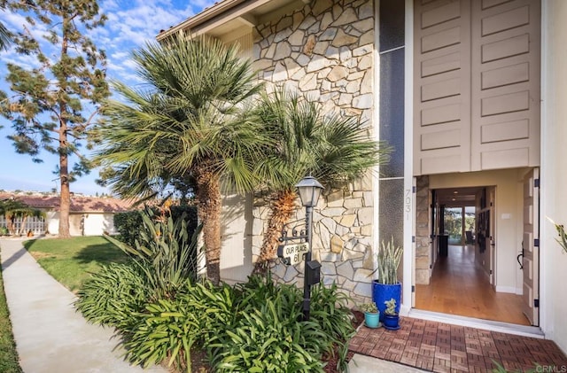 7031 Estrella De Mar Rd, Carlsbad, CA 92009 - entrance to property with stone siding