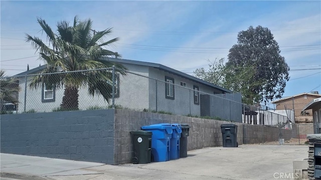 929 E Elizabeth St, Barstow, CA 92311 - view of side of property featuring fence