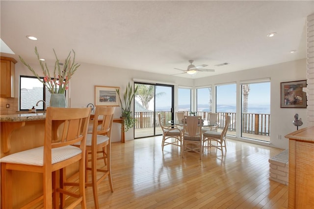 dining room with light wood-type flooring, visible vents, recessed lighting, and ceiling fan