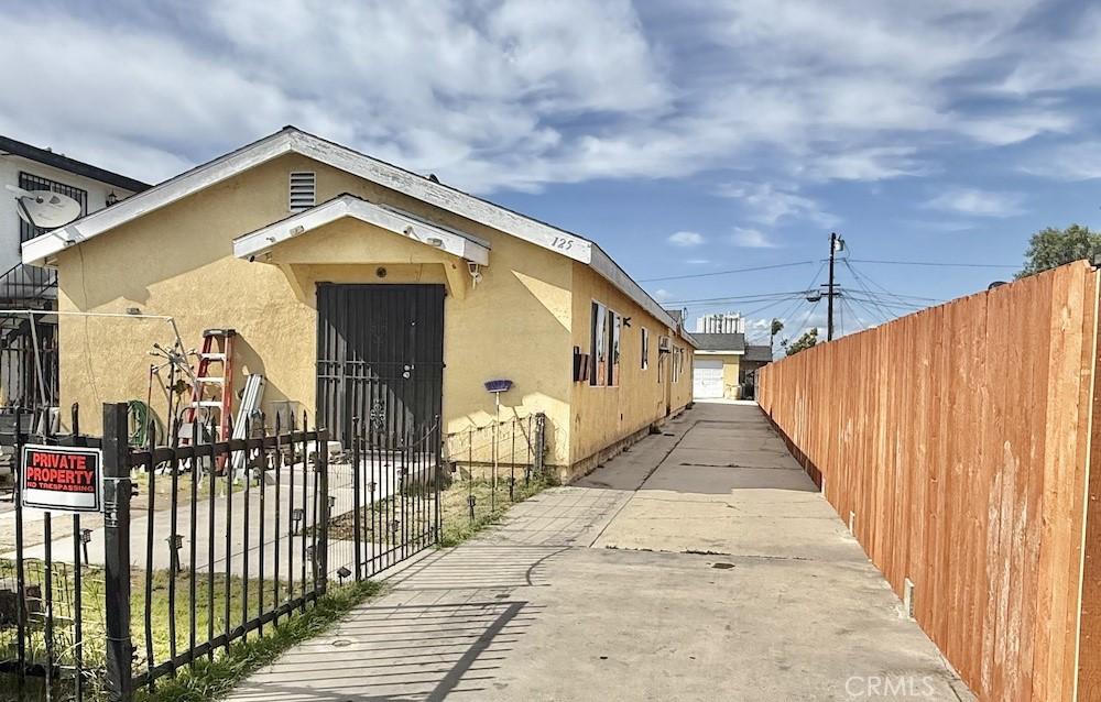 125 W Tichenor St, Compton, CA 90220 - view of front of house with stucco siding