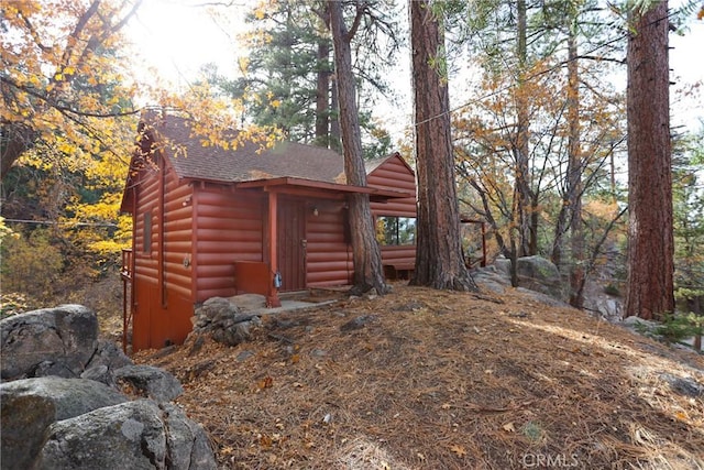 view of outdoor structure featuring an outbuilding
