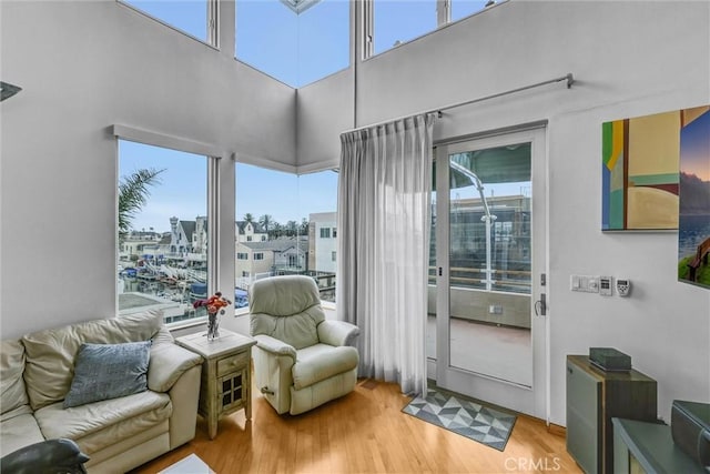 16745 Bayview Dr Unit B, Sunset Beach, CA 90742 - sunroom with healthy amount of natural light
