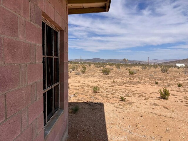 view of yard featuring a mountain view
