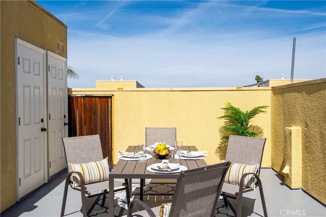 5350 Sepulveda Blvd Unit 15, Sherman Oaks, CA 91411 - balcony with outdoor dining space and a patio