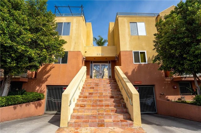 5350 Sepulveda Blvd Unit 15, Sherman Oaks, CA 91411 - view of property with stairway