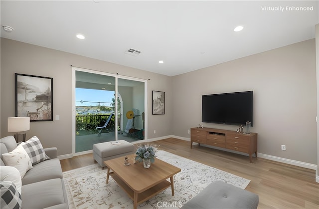 living area featuring light wood finished floors, baseboards, visible vents, and recessed lighting