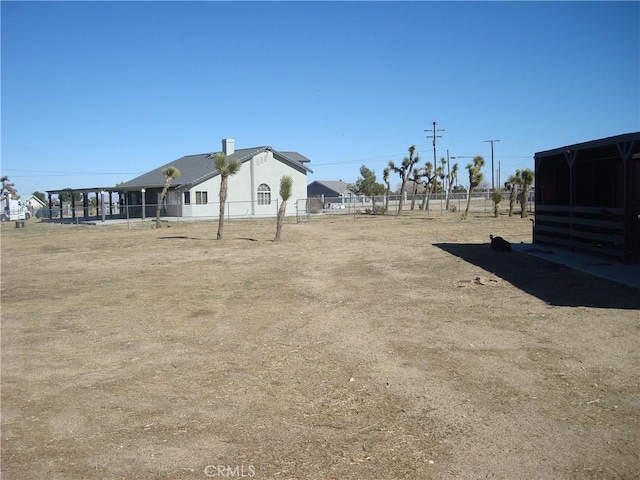 view of yard with an outbuilding