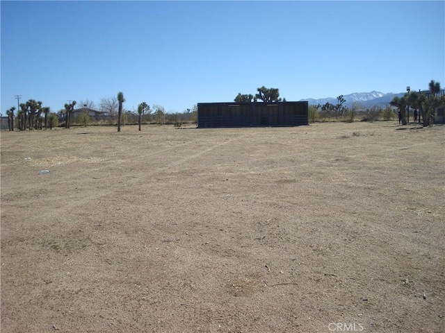 view of yard featuring a mountain view