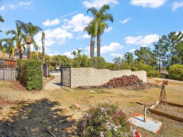 2565 Cliff Rd, Upland, CA 91784 - view of yard featuring fence