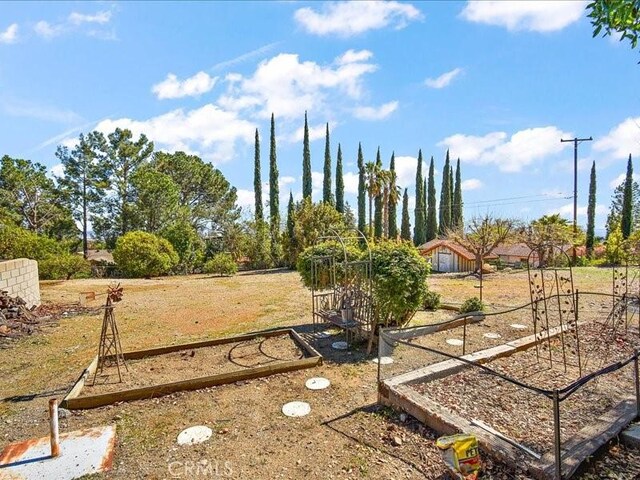 2565 Cliff Rd, Upland, CA 91784 - view of yard with a vegetable garden
