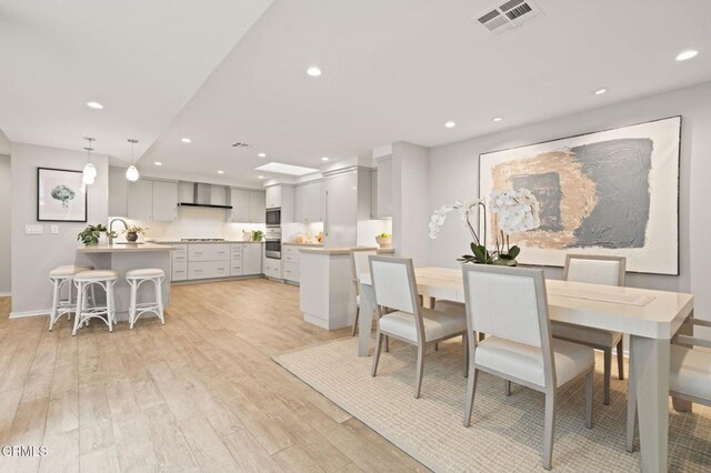 dining space featuring recessed lighting, visible vents, light wood-type flooring, and baseboards