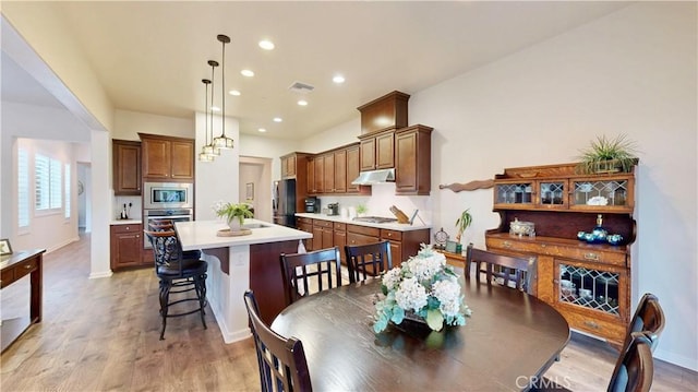 dining room with baseboards, visible vents, recessed lighting, and light wood-type flooring