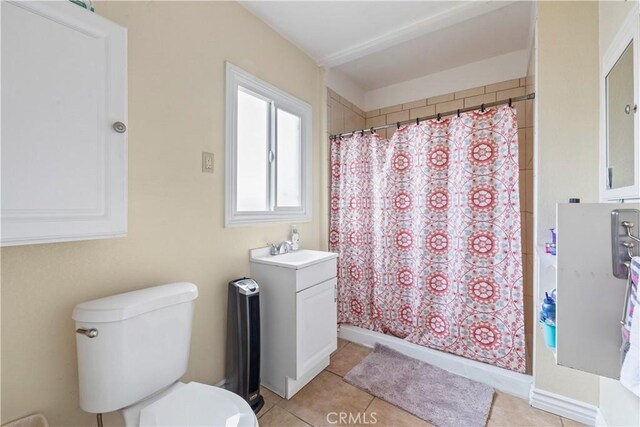 27 E Platt St, Long Beach, CA 90805 - full bathroom featuring a shower with curtain, toilet, tile patterned flooring, and vanity