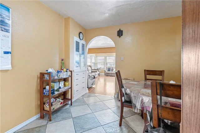 27 E Platt St, Long Beach, CA 90805 - tiled dining room with arched walkways